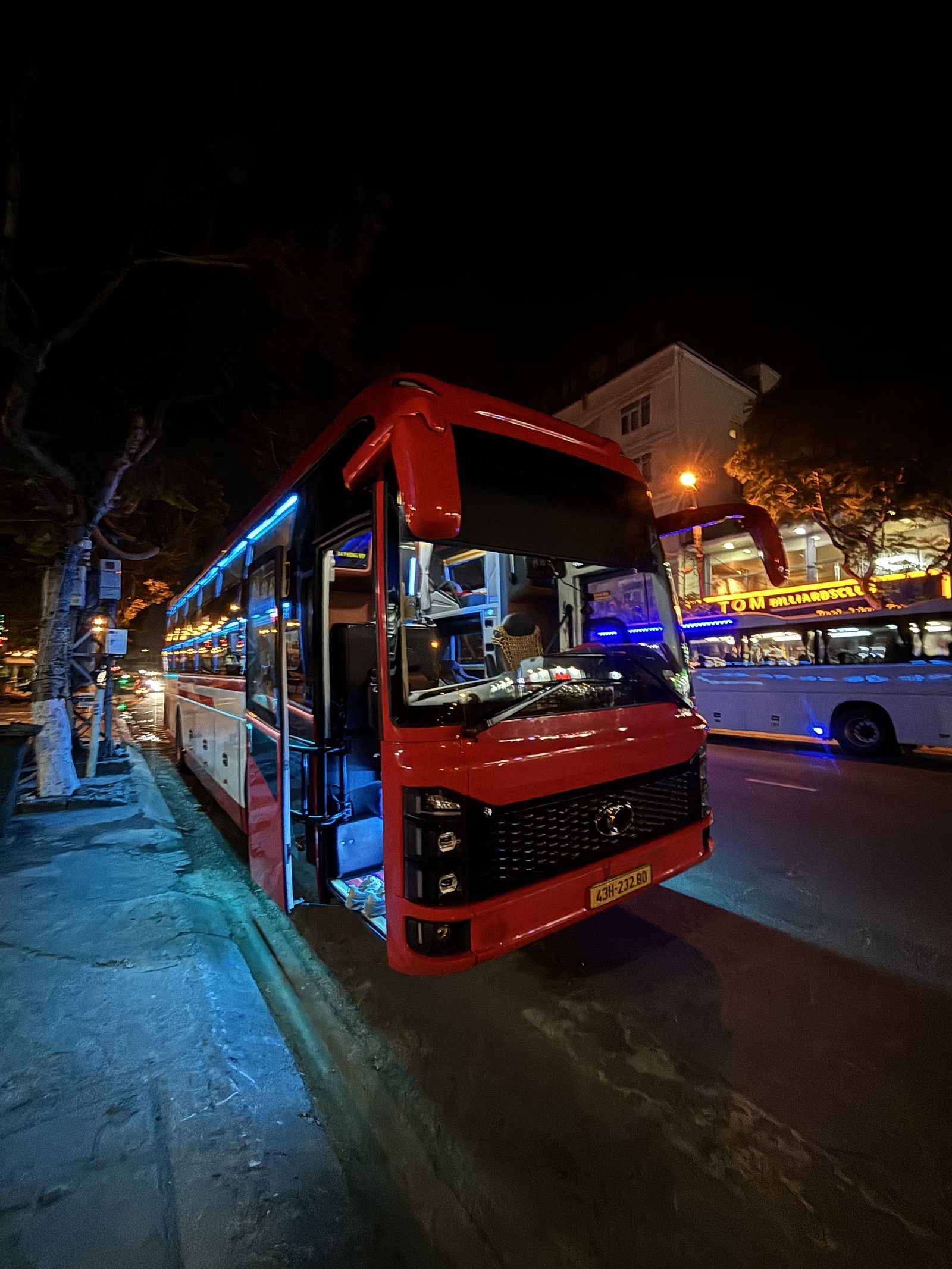 Слипбас Best Bus ночью в Дананге перед выездом на визаран Лао Бао